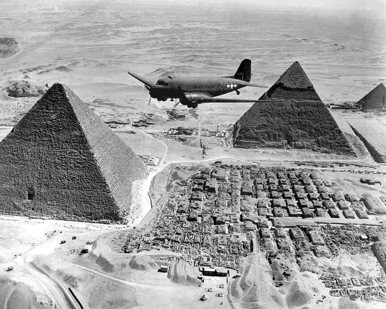 1944年,美国陆军航空队的C-47「空中列车」运输机飞越埃及金字塔上空。