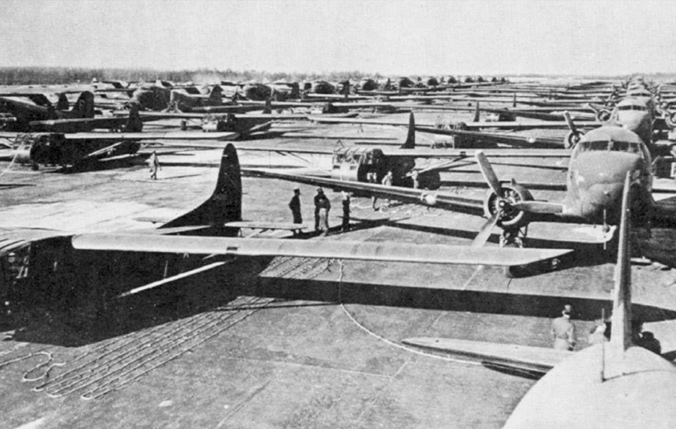 1945年3月24日,美国陆军航空队道格拉斯C-47「空中列车」运输机与CG-4A滑翔机列队集结,准备执行「大学行动」(Operation Varsity)。注:「大学行动」指的是1945年3月,盟军在德国莱茵河地区实施大规模空降作战的行动计划。
