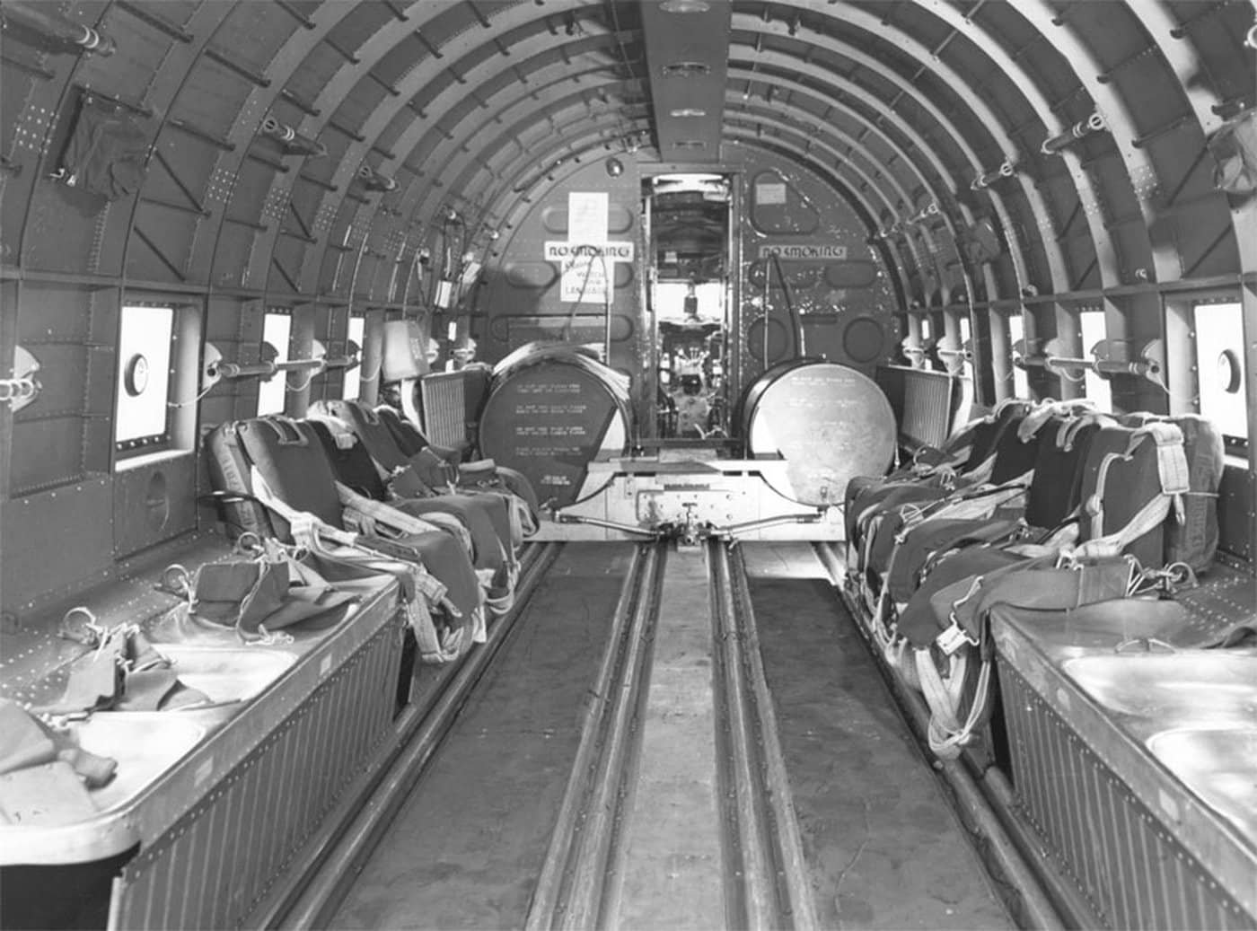 道格拉斯C-47「空中列车」运输机的货舱内部场景。