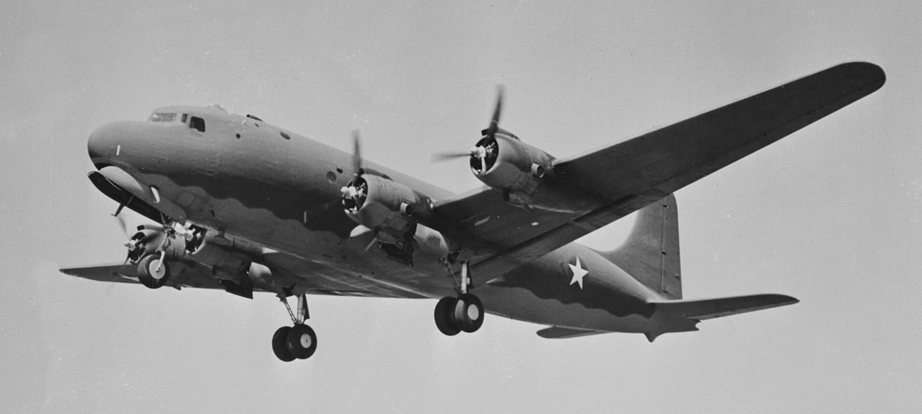 1943年前后,一架正在降落的美国陆军航空队道格拉斯 C-54「空中霸王」运输机。注:该机看不清出厂时的序列号,应是战时审查人员为了保密,在发布照片时将其人工抹去。