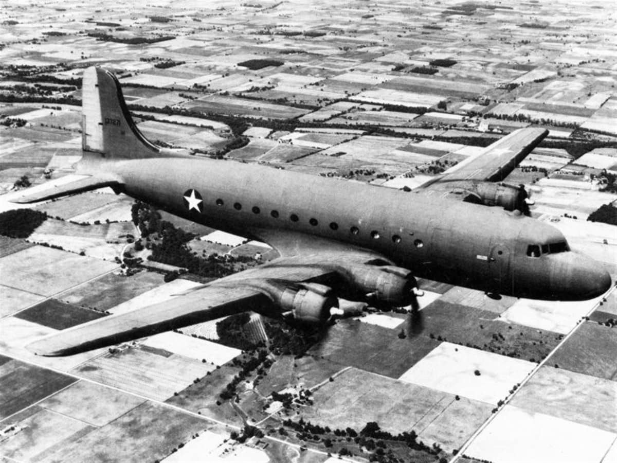 1943年,一架 C-54 在空中飞行。作为美军第一种四发重型运输机,C-54 从1943年起投入大西洋航线与太平洋战区,承担战略物资与人员的远程空运任务。