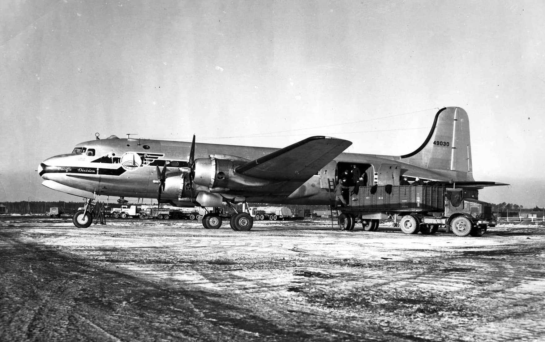 一架曾在「柏林空运」期间服役的美国空军道格拉斯 C-54E-1-DO「空中霸王」运输机(序列号:44-9030)。该机后来被改装为 C-54M 型,并于1965年7月26日退役,送往军事飞机存储与处置中心(MASDC)。此后,该机曾重返现役;如今,它被陈列在美国特拉华州多佛空军基地的美国空军空中机动司令部博物馆内。