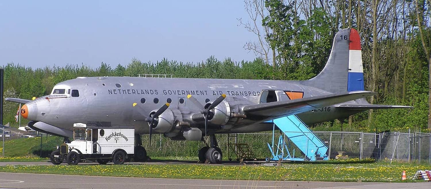 荷兰莱利斯塔德(Lelystad)的「Aviodrome」航空博物馆内展出的一架「荷兰政府航空运输队」涂装的道格拉斯 C-54A「空中霸王」运输机(编号:NL-316)。