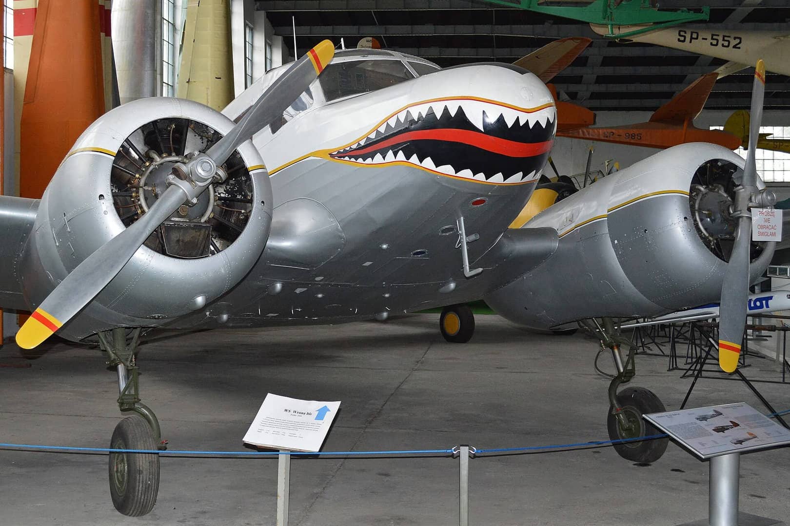 一架波兰注册号「SP-GLC」的塞斯纳「山猫」(T-50 民用型)在空中飞行。注:战后大量 C-78/UC-78 转入民航市场,波兰LOT航空曾运营14架,延续使用至1950年代。