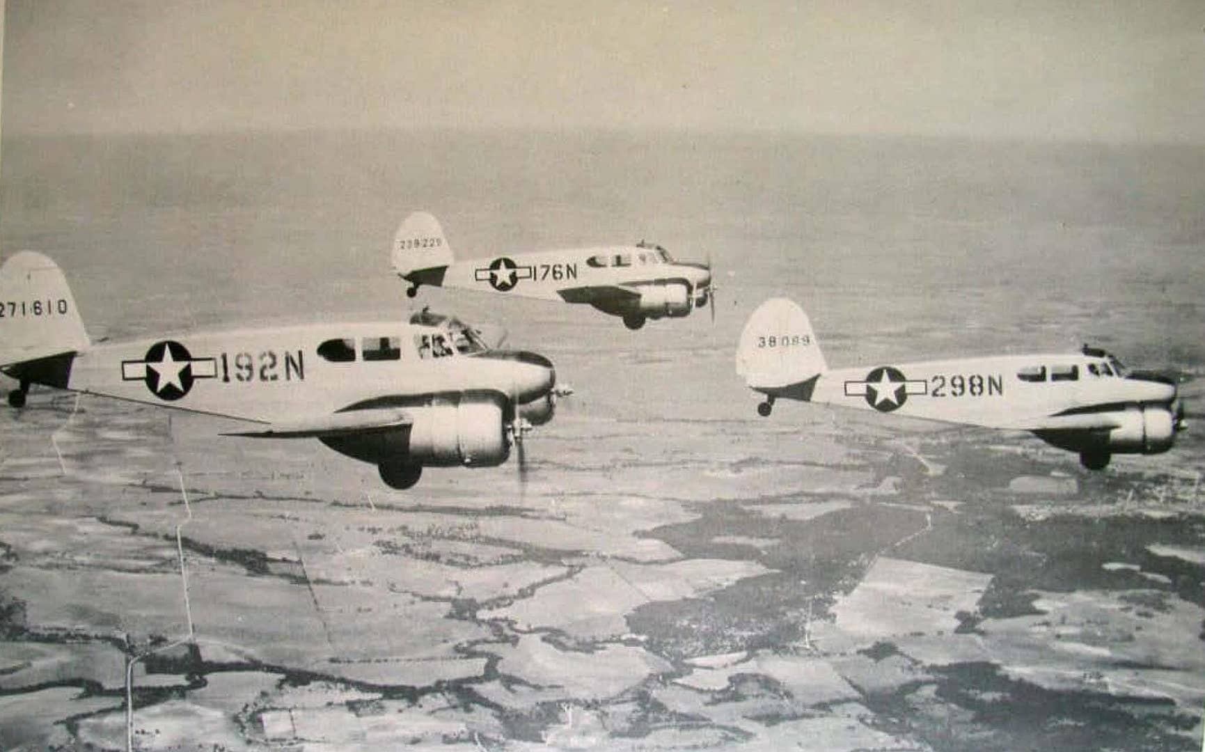 1944年,得克萨斯州韦科市布莱克兰陆军航空机场第44-F期飞行员毕业纪念册中保存下来的 AT-17「山猫」教练机飞行照片。