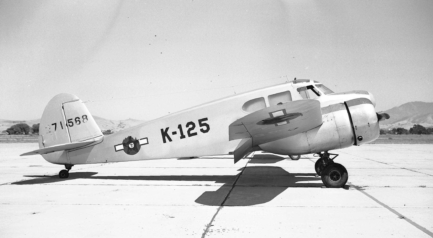 二战期间,一架机身编号为「K-125」的 UC-78「山猫」运输机(序列号:42-71588)停放在加利福尼亚州斯托克顿陆军航空场的停机坪上,机身上可见美国陆军航空队白星机徽。
