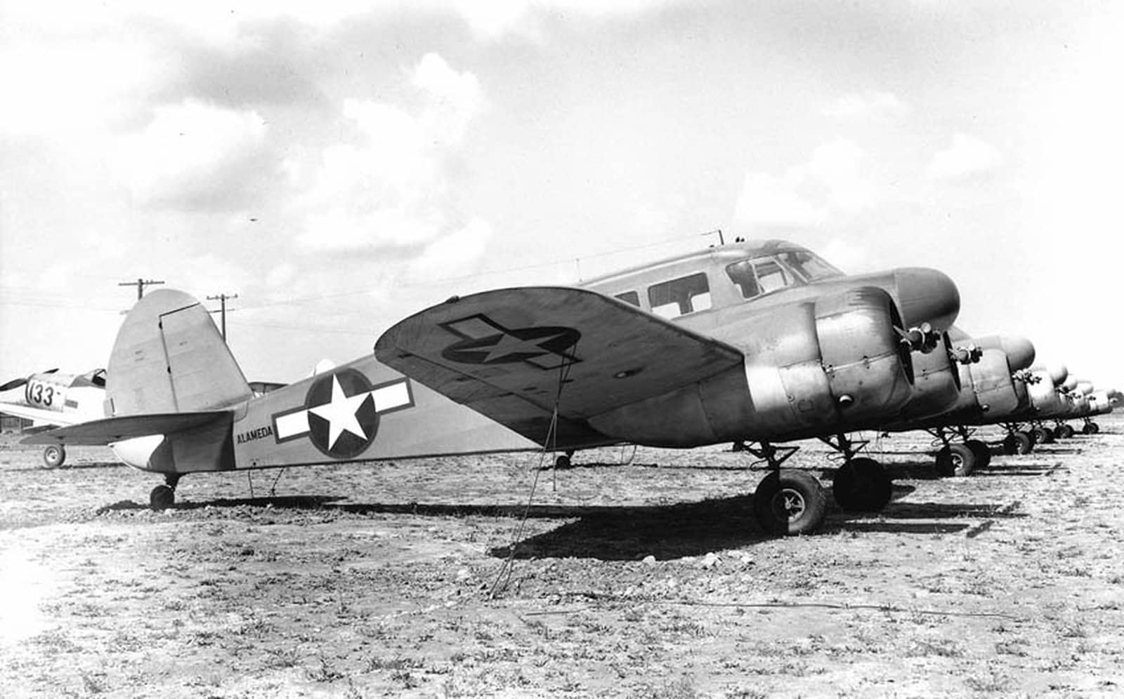 1945年9月,停放于阿拉米达海军航空站(NAS Alameda)的塞斯纳 JRC-1 双发轻型运输机。根据图片推测,这些排列成行的塞斯纳飞机可能是在等待战后处理。