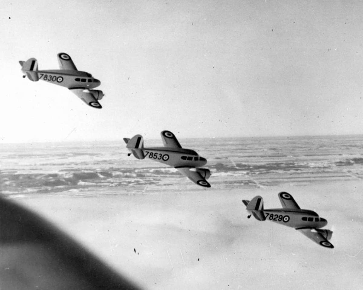 加拿大皇家空军(RCAF)的塞斯纳「鹤」Mk.I 机群在编队飞行中转弯。注:「鹤」Mk.I 源自于塞斯纳 T-50(与C-78、AT-17同源)。而这幅照片来自于莫特·布朗(Mort Brown)的收藏合集,莫特·布朗曾在1937年至1972年间担任塞斯纳公司的首席试飞员。他负责了塞斯纳公司绝大多数的生产试飞工作,并亲自完成了超过14000架飞机的首批飞行任务。