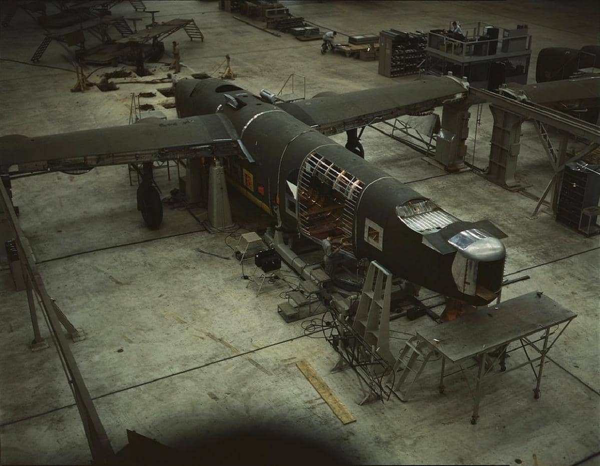 1942年,沃斯堡工厂生产线上正在进行机身段对接作业的 C-87「解放者快运」运输机,尾段双垂尾尚未安装。