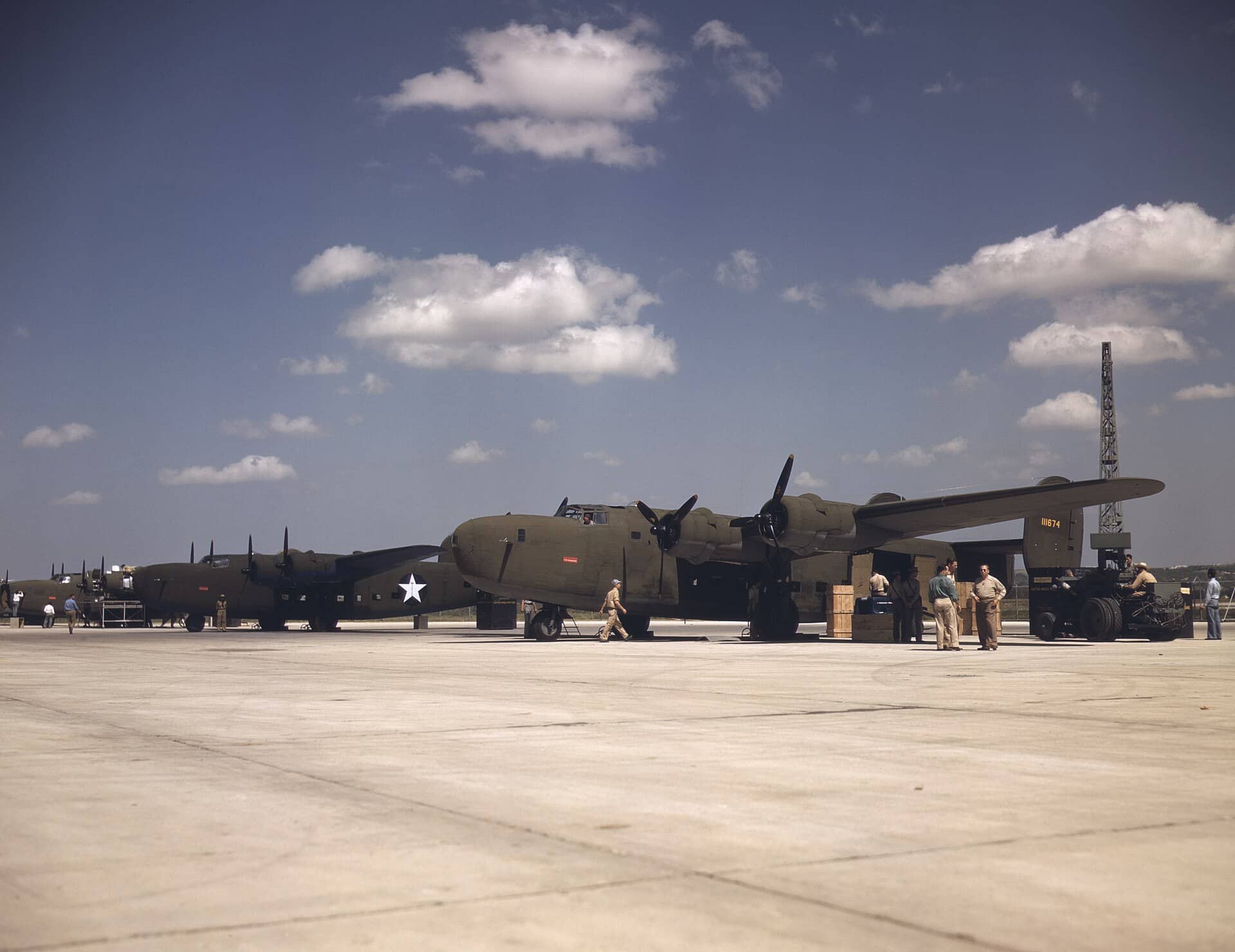 1942年,美国陆军航空队的一批 C-87「解放者快运」运输机在德克萨斯州沃斯堡工厂交付待命,其中最靠近镜头的那架飞机序列号为「41-11674」。注:C-87 全部由联合公司沃斯堡工厂制造,1942年9月至1944年8月间交付。