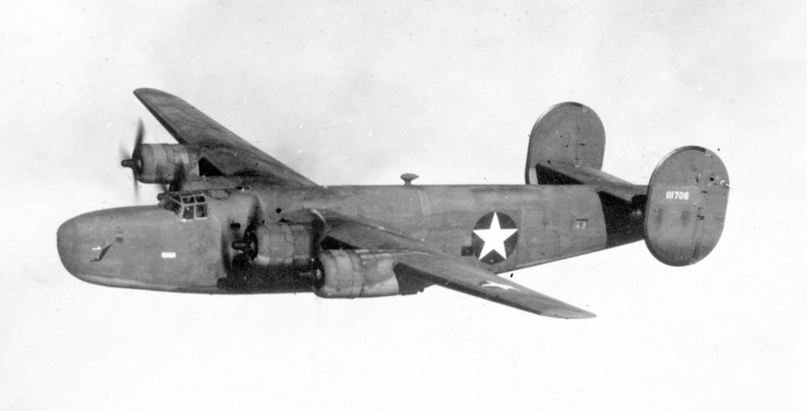 一架飞行中的美国陆军航空队 C-87「解放者快运」运输机(序列号:41-11706)。注:该机后由联合公司子公司 Consairways 运营,用于美国本土与太平洋战区之间的运输。
