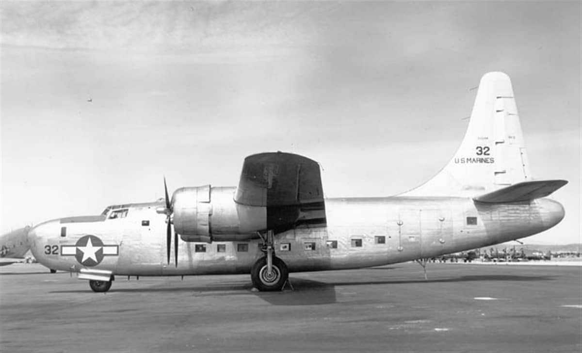 1946年5月24日,一架停在米拉马尔海军陆战队航空站(MCAS Miramar)、隶属VMR-352运输中队的联合 RY-3 型运输机(编号:90044)。注:RY-3 是美国海军订购的单垂尾运输型,采用 PB4Y-2「私掠者」的单垂尾布局并将机身加长约2.1米,共制造39架,服役于美国海军陆战队、英国皇家空军第231中队及加拿大皇家空军,是 C-87 家族的终极发展型。