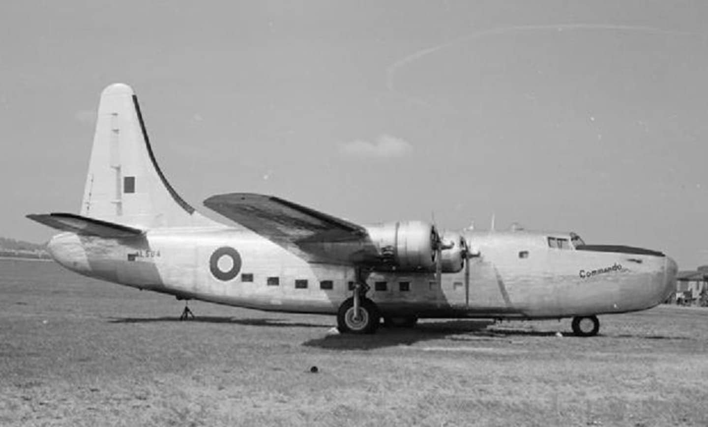 皇家空军 Liberator C.IX「突击队」(机号AL504)停放在机场,机身绘有皇家空军圆形徽标。注:该机原为改装自 B-24 的 VIP 运输机,曾担任丘吉尔的战时专机,其系列后被纳入 C.IX 分类。
