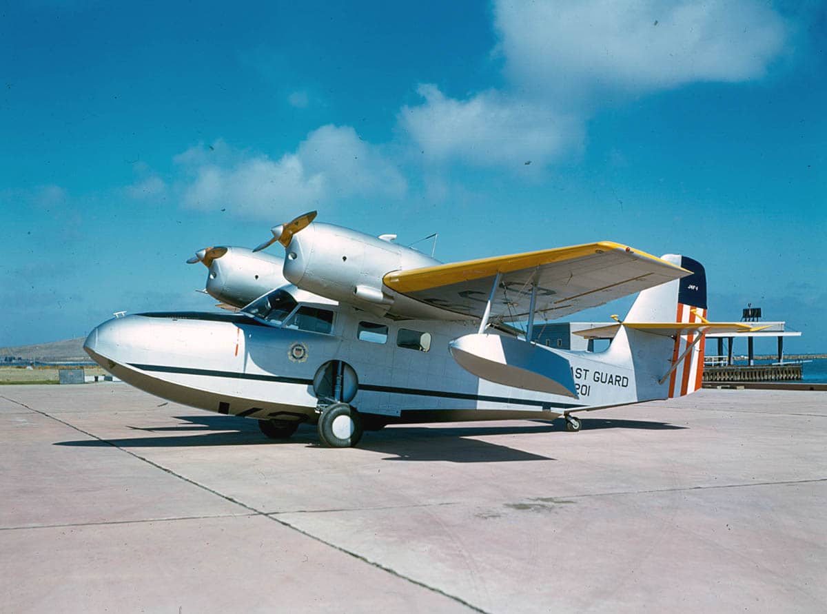 1941年10月,刚交付至旧金山海岸警卫队航空站的格鲁曼 J4F-1「韦奇安」水陆两用机(编号:V201),上翼面涂有醒目黄色识别色。注:V201 为海岸警卫队接收的第一架 J4F-1。注:格鲁曼 J4F-1 反潜巡逻型为美国海岸警卫队专用型号,一共交付25架(1941年8架、1942年17架),其采用3座布局并加装舱门式担架入口,翼下挂架可携带1枚91千克深水炸弹或救生筏,用于近海反潜巡逻、侦察与救援任务,在战时该型机归美国海军管辖。