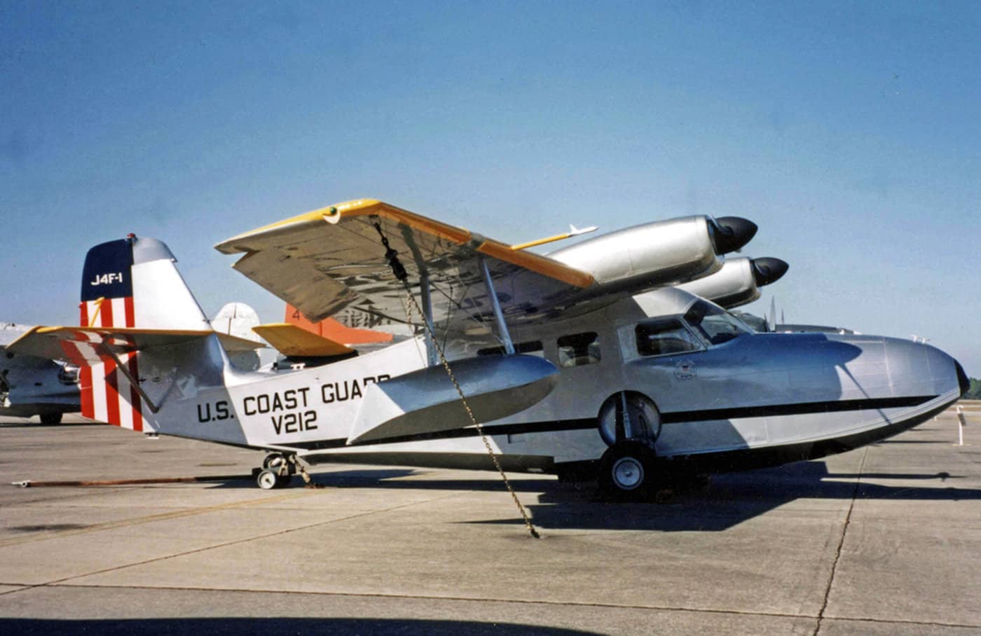 1942年,美国海岸警卫队 J4F-1(编号:V212)停放在机场。注:1942年8月1日,这架第212海岸警卫队中队的 J4F-1 由亨利·怀特驾驶,在密西西比河口附近对德国潜艇 U-166 发起攻击,一度被记为美军击沉的首艘德国潜艇战例(2001年残骸考证认为该艇实际由炮舰 PC-566 击沉)。