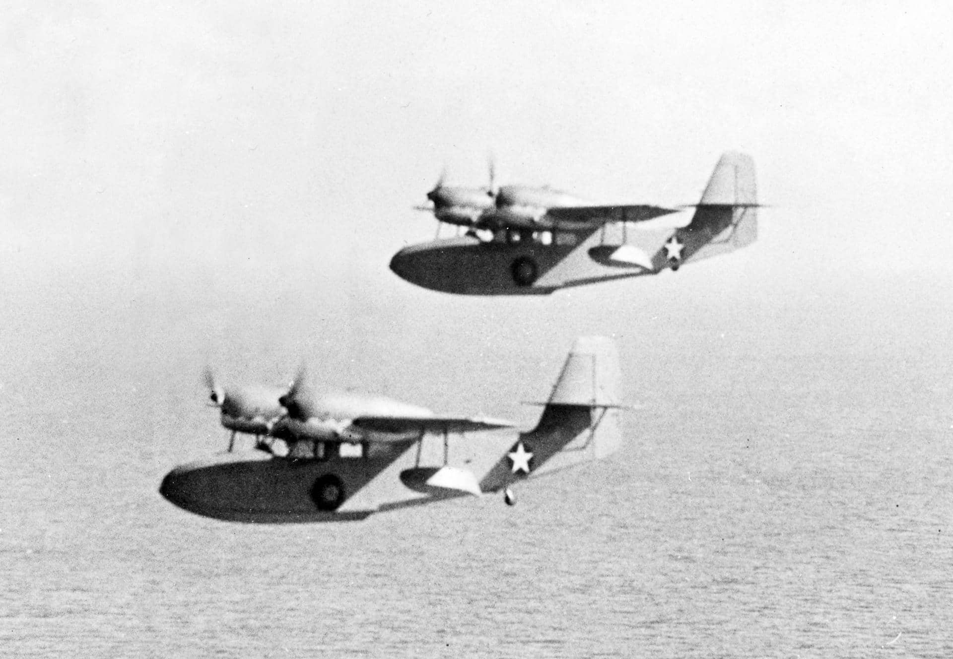 1943年3月17日,两架在大西洋上空执行反潜巡逻任务的美国海岸警卫队 J4F-1「韦奇安」水陆两用机。此时它们已换成了战时的美国海军涂装。