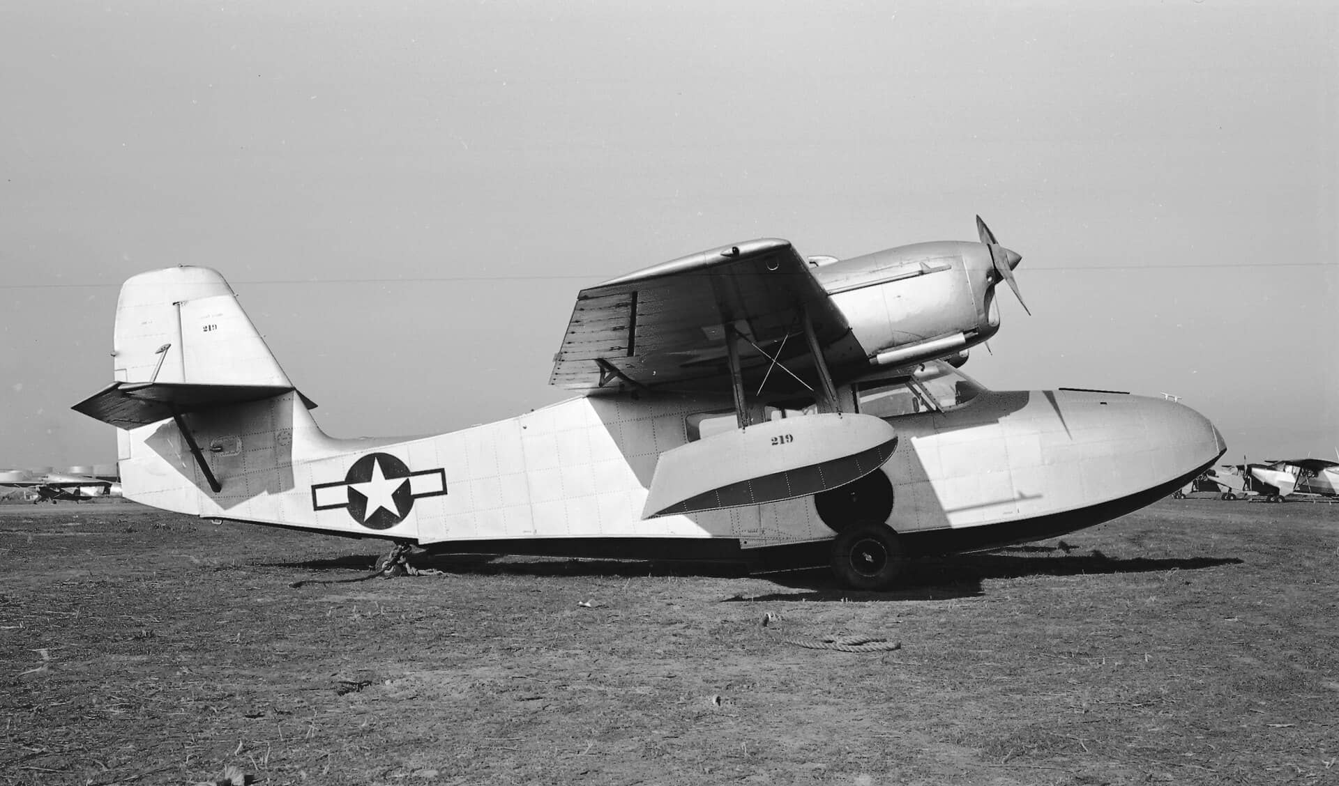 1947年2月,在加利福尼亚州康科德市布坎南机场(Buchanan Field)WAA基地进行出售 J4F-1「韦奇安」水陆两用机(编号:V219)。注:该机后来的民用注册编号为「NC91040」。