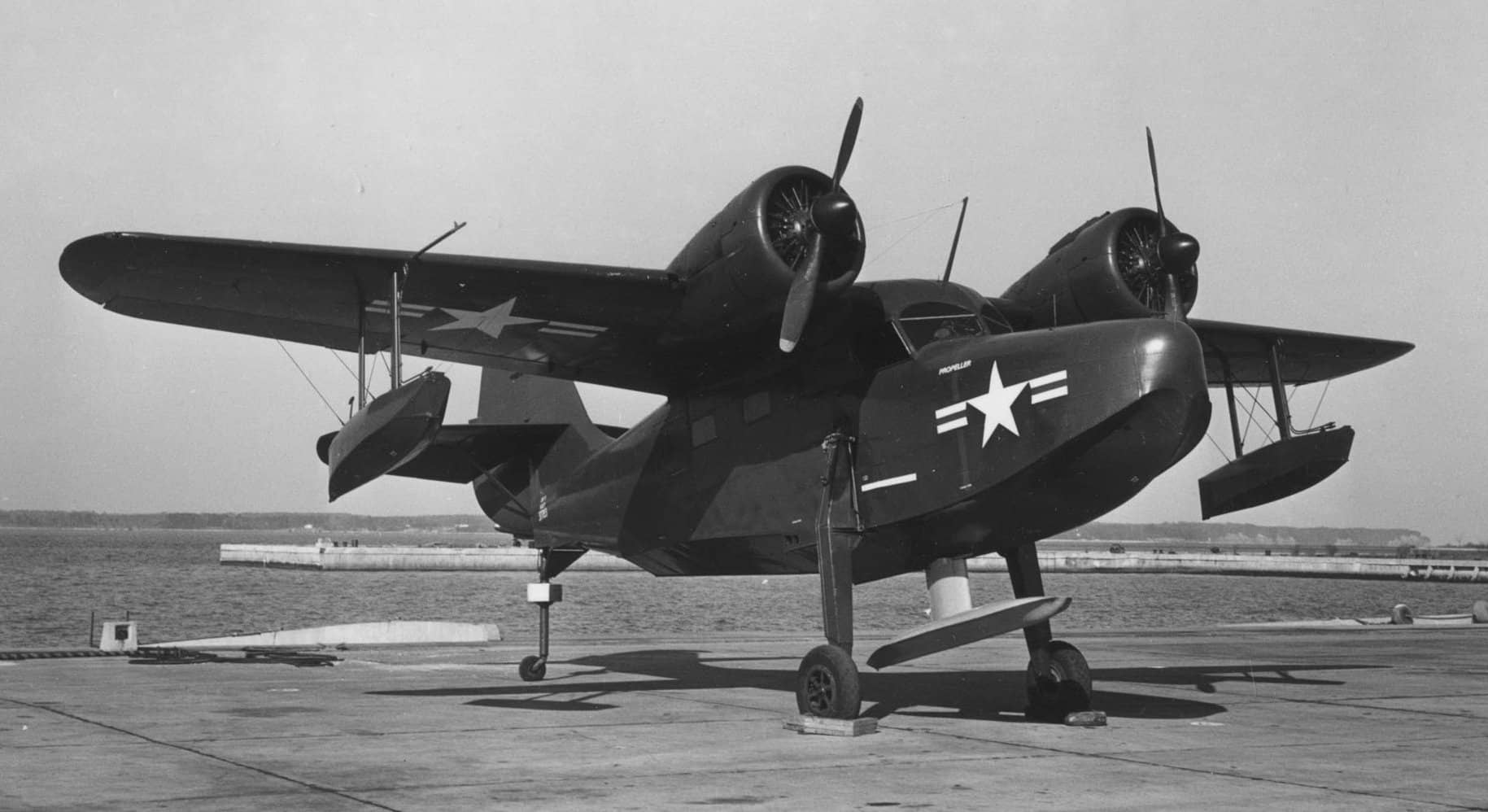 1952年1月30日,一架停放在美国佛罗里达州杰克逊维尔海军航空站(NAS Jacksonville)水上飞机坡道上的美国海军格鲁曼 JRF-5「鹅」水陆两用机。