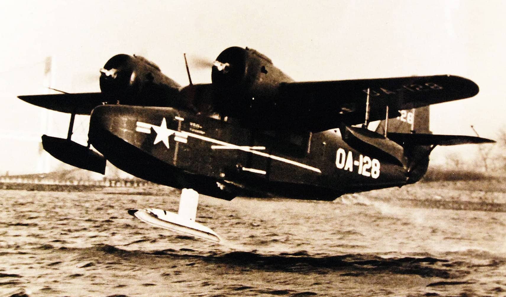 1952年11月17日,一架配备水上滑橇(hydro-ski)、机身编号「OA-128」的美国海军JRF-5试验机正在进行测试,注:该水上滑橇装置为固定式、不可收放结构,旨在为更先进的水上滑橇设计获取科学数据。