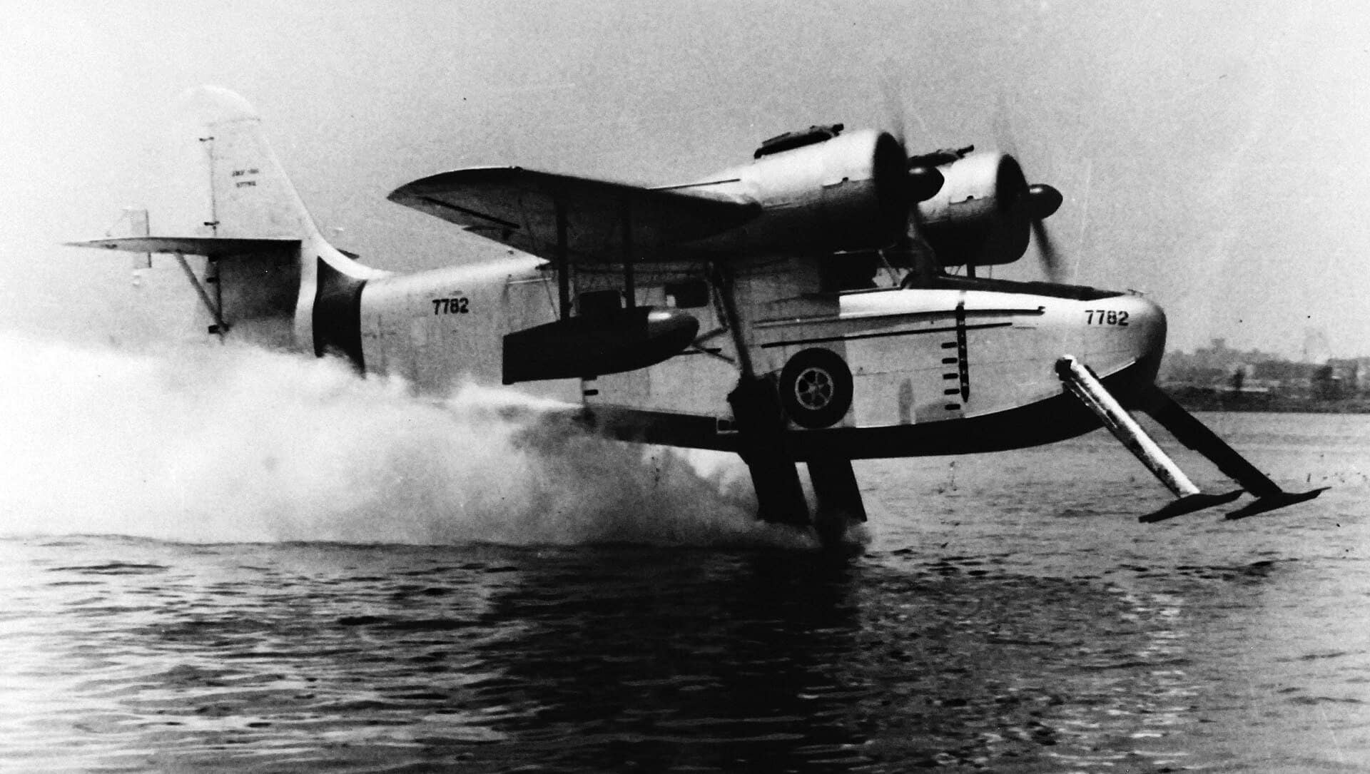 1962年,美国海军用一架格鲁曼 JRF-5「鹅」水陆两用机(机身编号:BuNo 37782)进行超空泡水翼系统的航行测试。