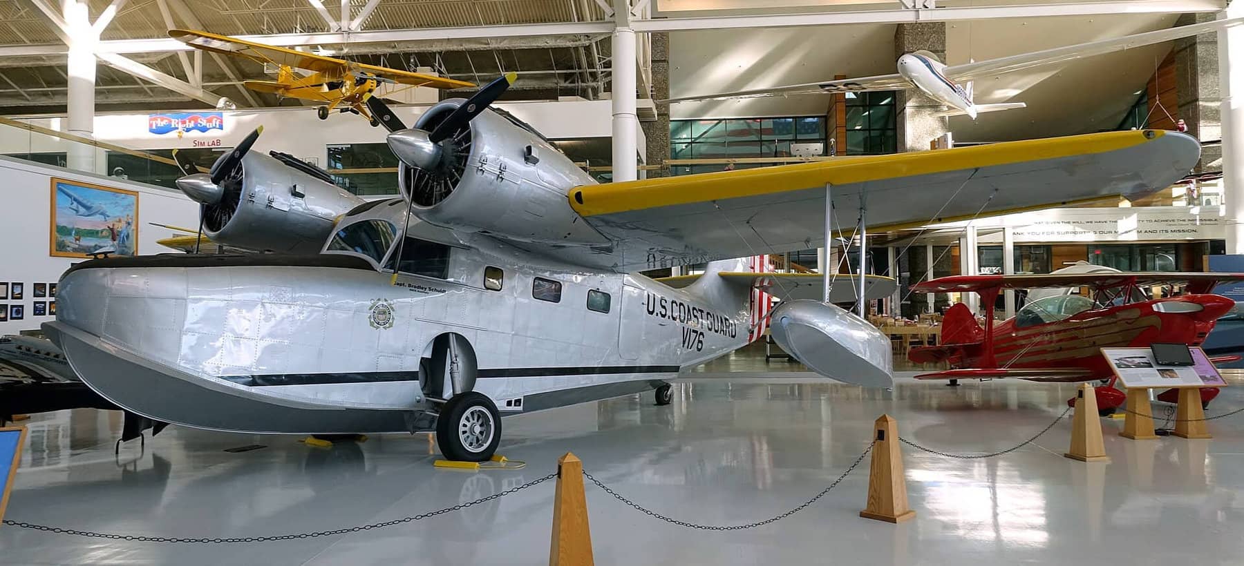 北美航空航天博物馆(North American Aerospace Museum)收藏的一架 JRF-5 复原机,其采用了当年海岸警卫队北极型 JRF-3「V176」号水陆两用机的标识涂装。注:JRF-3 海岸警卫队北极型飞机仅生产3架,加装自动驾驶仪与机翼除冰装置,银灰色机身带黄色翼尖识别色是其特有标识。