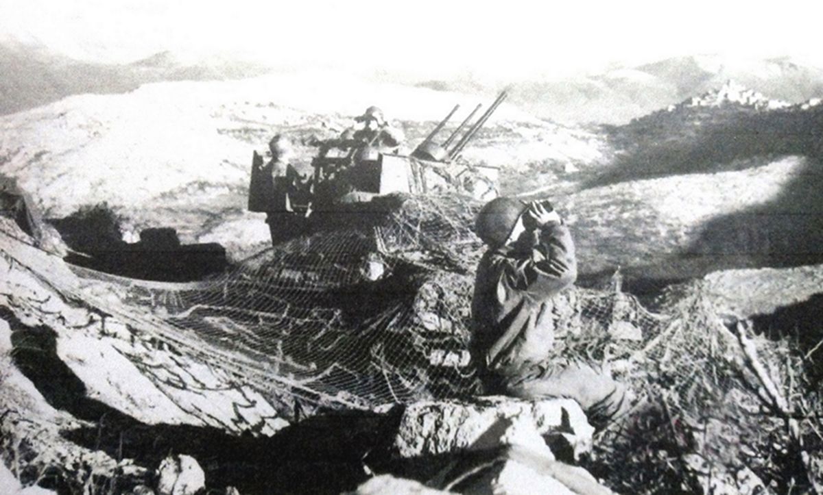 1944年1月，「卡西诺战役」期间，在圣彼得地区的美军105装甲防空营的一辆M15型半履带装甲车驻扎在山区为部队作防空保障；一车组成员正紧张地进行对空观察，炮组也作好了对空作战准备。美第5军上个月在卡西诺作战曾在该地区进行了一次激烈战斗。
