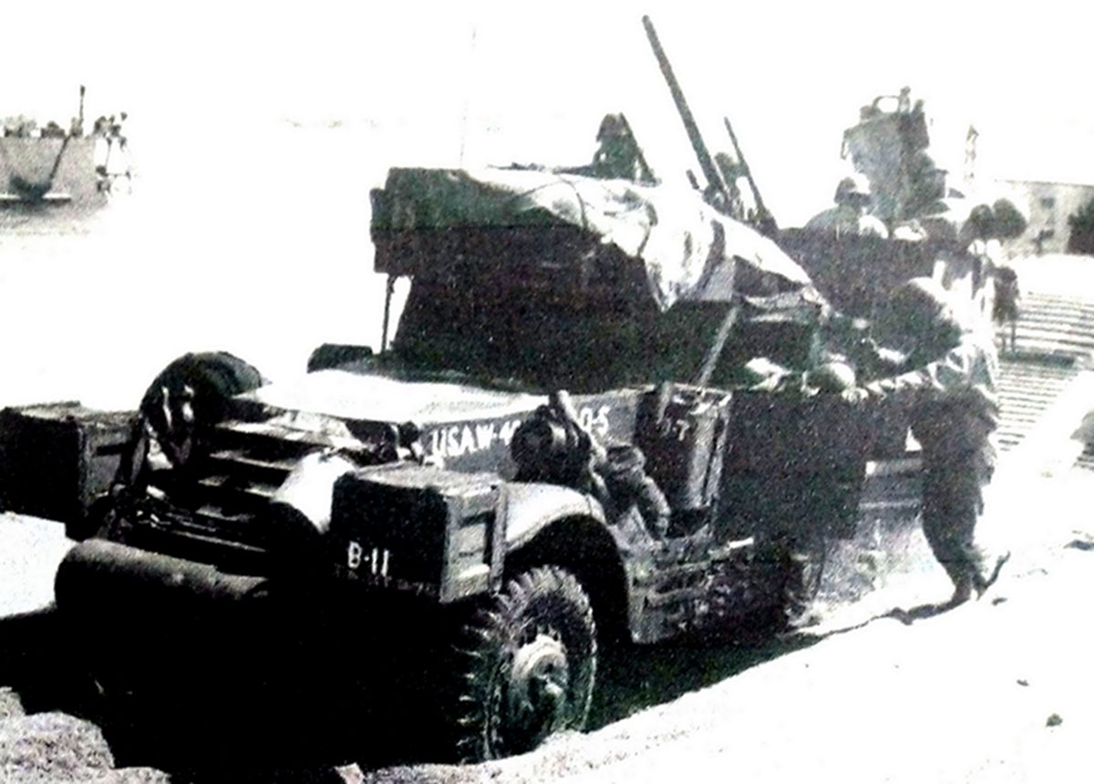 1944年4月，美军第474装甲防空营的一辆M15A1型半履带装甲车参加在英国斯拉普顿沙滩地区的登陆演习。