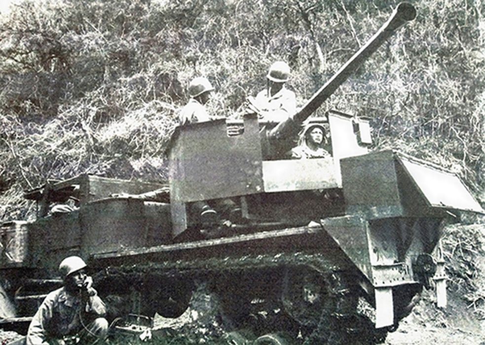 1945年，「菲律宾战役」期间，美军209装甲防空营的一辆M15型半履带装甲车在吕宋岛上作战。该车装备的不是通常的37毫米火炮，而是40毫米火炮，这是极少的情况，它是由澳大利亚在布里斯班附近的库珀平原上建造的第99军械库调拨的。