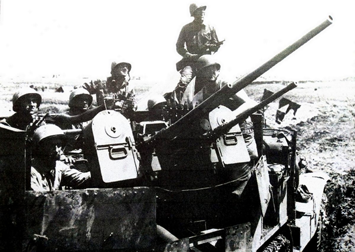 1945年6月，「冲绳战役」期间，进驻日本冲绳一机场的美国陆军843装甲防空营的一辆M15A1型半履带装甲车，车组全部成员正紧张地作好对空战斗的准备。