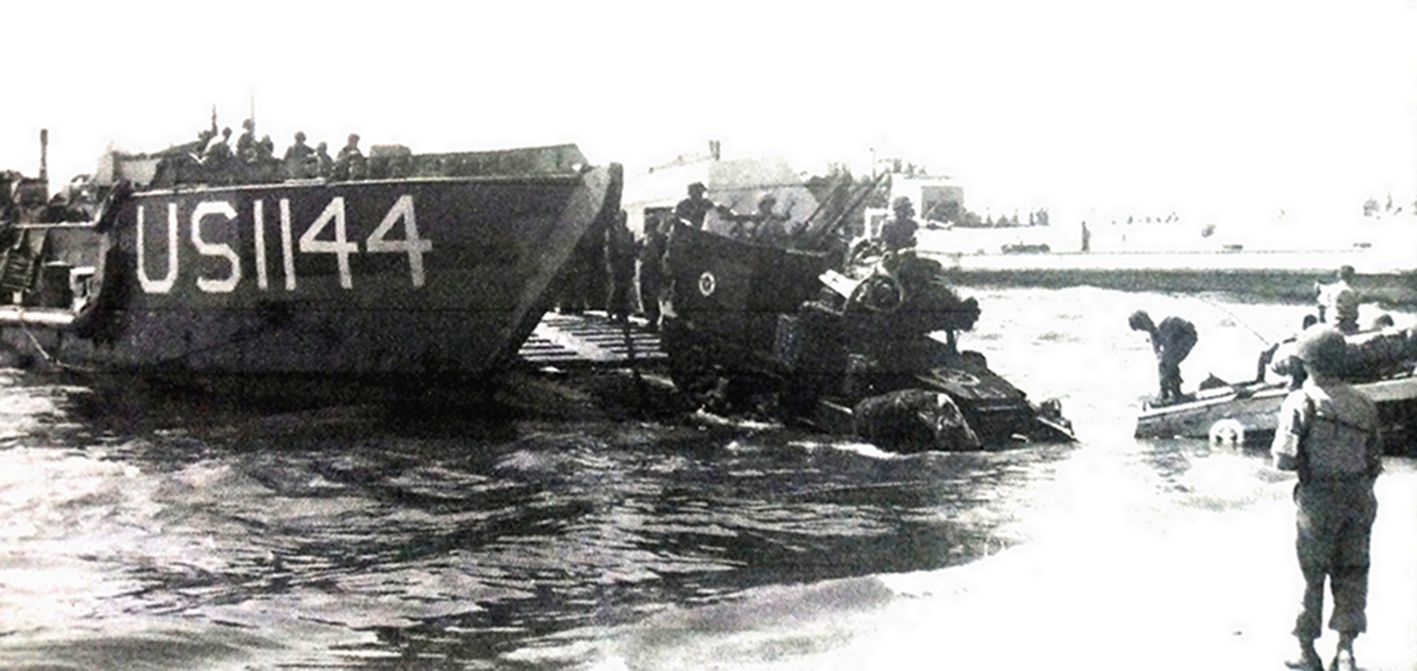 1944年8月，「龙骑兵行动」期间，法国滨海卡瓦莱尔地区，一辆美军M15型半履带装甲车从美军一登陆舰上驶向海滩登陆，为美军第3步兵师提供支援。由于其时登陆场受到了德军Ju-88轰炸机的攻击，因此M15登陆时其车上高炮一直在作对空警戒。