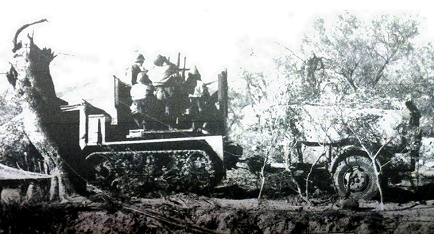 1944年1月，「意大利战役」期间，隶属美军105装甲防空营的一辆M15型半履带装甲车行驶在意大利圣彼得地区。这辆车牵引着一辆载重一吨的拖卡，这种拖卡一般用来装载车组人员的装备和额外的弹药。