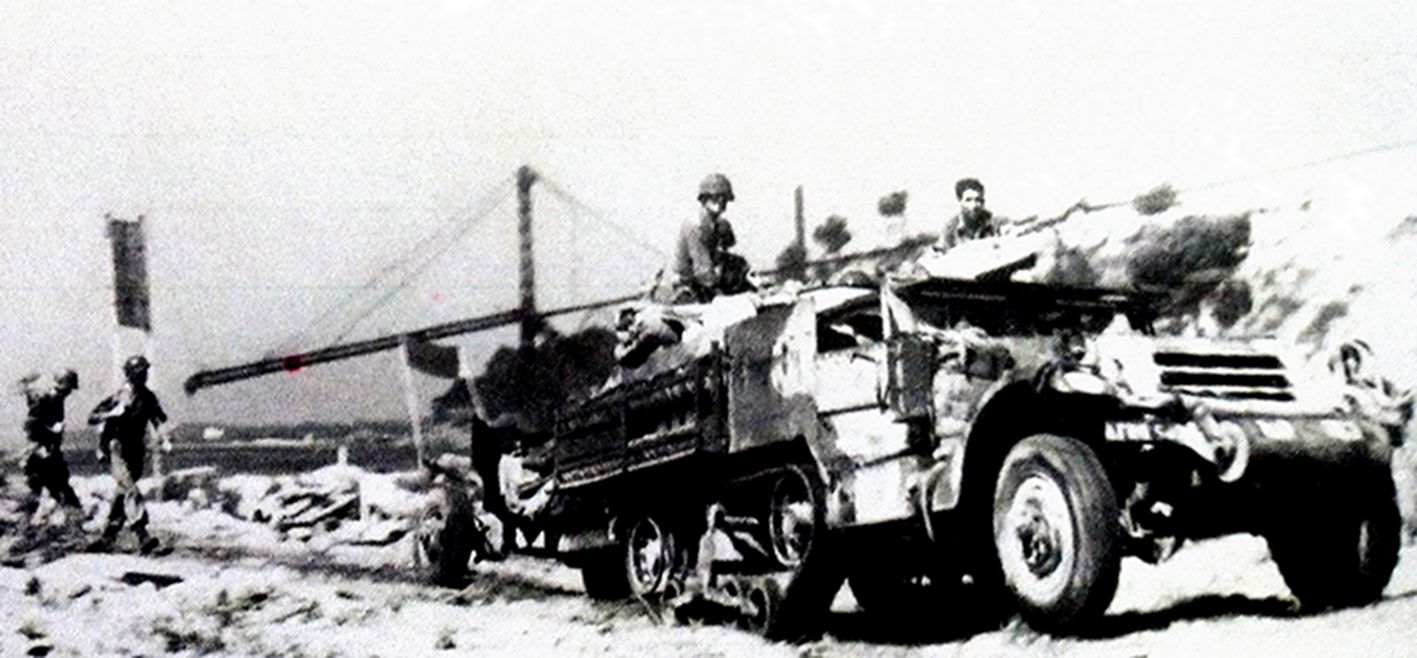 1944年8月,「龙骑兵行动」期间,美军第36步兵师第141步兵营的M2半履带装甲车在法国地中海沿岸登陆。