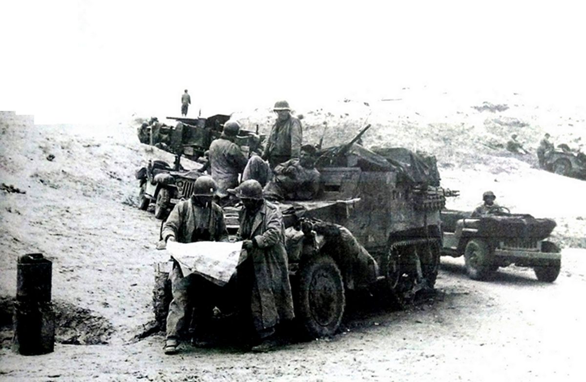 1943年3月,「突尼斯战役」期间,美军第601坦克歼击营的Paulick上尉和Giorah上尉正在阵地中的一辆M2半履带装甲车前检查地图。这个营虽然在战斗中损失了36辆配备75毫米M3反坦克炮的半履带装甲车,但沉重地打击了德军第1步兵师及德军坦克部队。