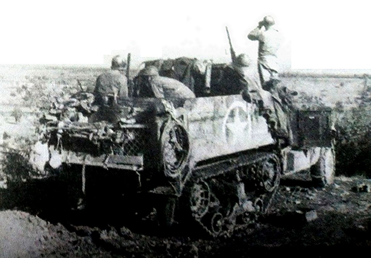 1943年12月,「意大利战役」期间,在维纳夫罗(译音)地区巡逻的美军第67装甲团第3营的一辆M2半履带装甲车。图中可见该车组乘员在装甲车后部加装了一个大型储物箱来装载个人物品。
