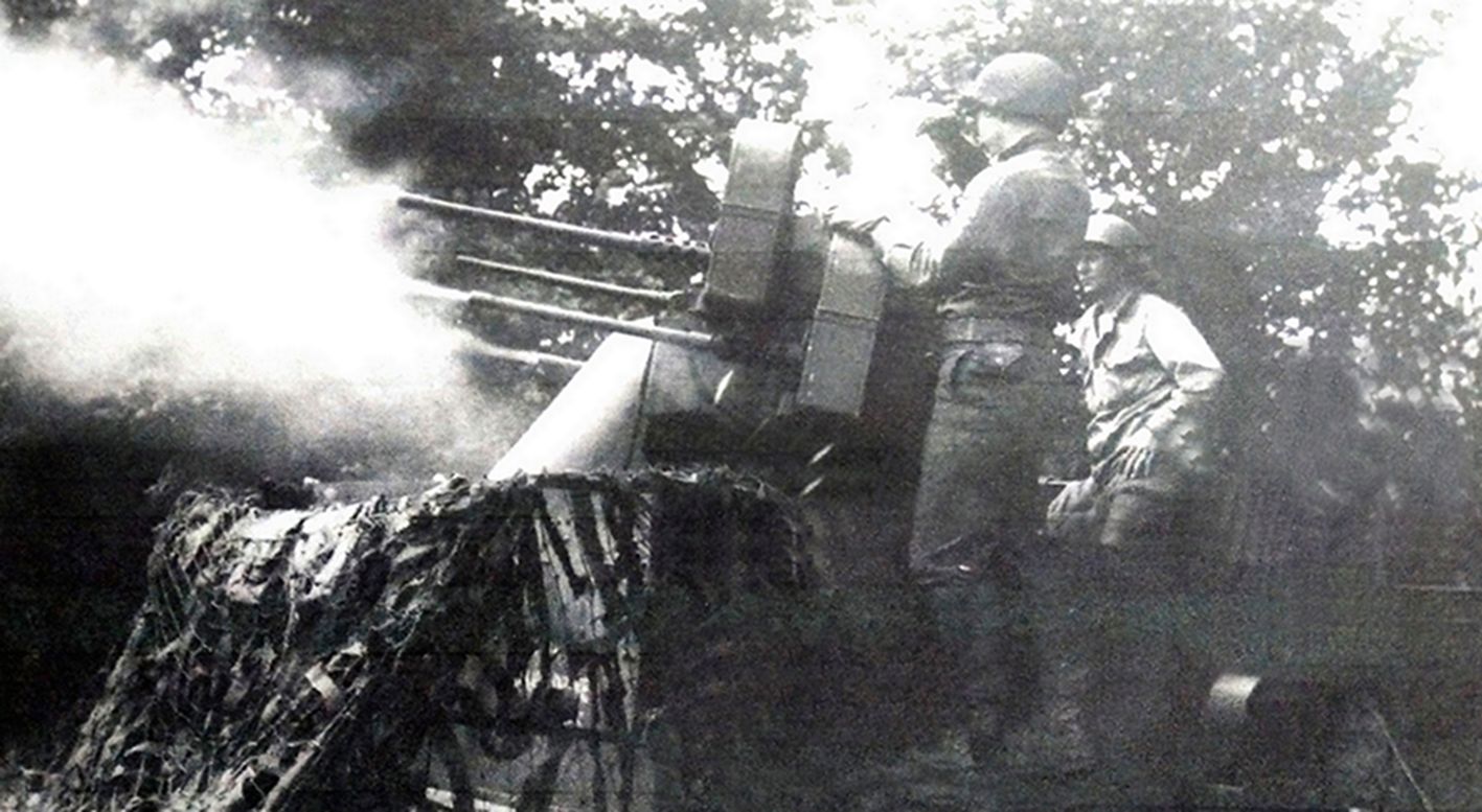 1944年7月,「诺曼底登陆战役」期间,美军第377防空炮兵营(AAA Battalion, Anti-Aircraft Artillery Battalion)用M2半履带装甲车上的多管机炮为陆军部队提供火力支援。