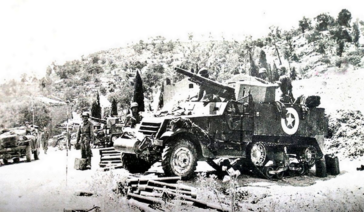 1943年夏天,「西西里岛登陆战役」期间,美军坦克歼击营的一个战斗阵地,阵地中是装备了75毫米反坦克火炮的M3半履带装甲车,美军坦克歼击营用这些炮车为正在西西里岛作战的美军部队提供火力支援。