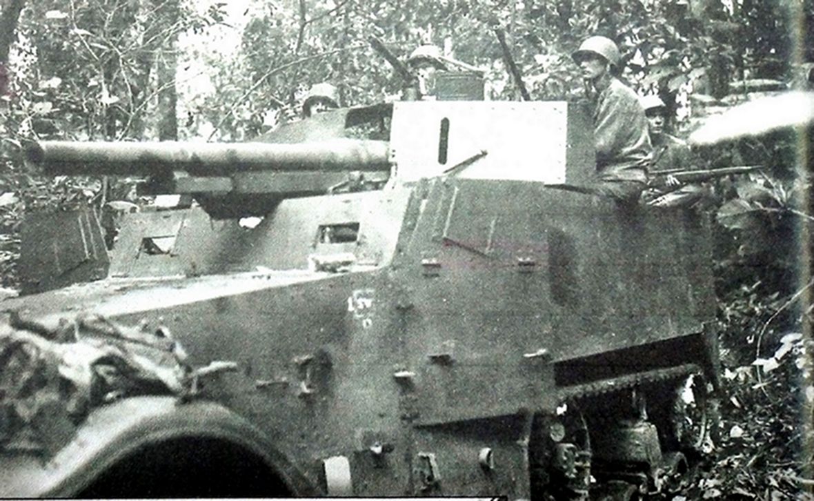 1944年,「太平洋战争」期间,隶属美军海军陆战队特种兵连队的一辆M3半履带装甲车正以战斗姿态行进在丛林中。注意:车上装备的是一门带防盾的反坦克炮,仍保留了机枪(改装在炮盾的顶部),对在太平洋作战的美军装甲车,对付集群冲锋的日本兵,用机枪射击是最有效果的。