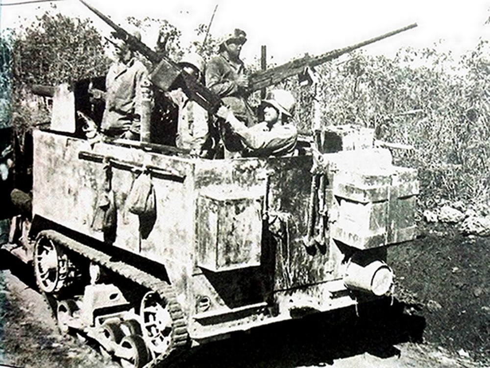 1944年6月,「太平洋战争」期间,装备精良的美军海军陆战队第4特种兵连的一辆M3半履带装甲车正在丛林中作对空战斗戒备。注意:车上正前方装备了一门带防盾的反坦克炮外,车厢两侧还装备了两挺重机枪,机枪在支架上可作上下和左右转动,实现对空射击和地面火力支援。