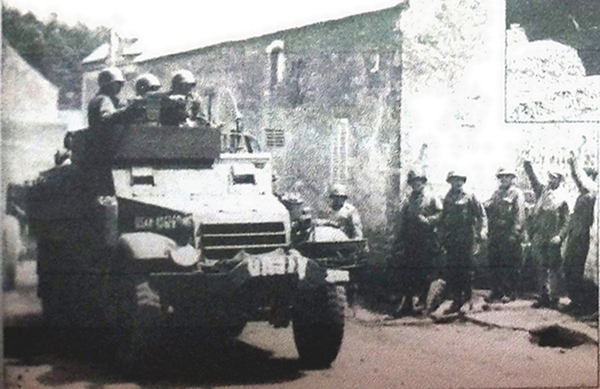 1944年6月,「诺曼底登陆战役」期间,美军的一辆M3A1半履带装甲车正在穿过法国诺曼底的一处村庄。注意:该辆半履带装甲车装备着一门新型的76毫米反坦克炮,应是隶属于美军某装甲师的反坦克连,但它的车前保险杠已由陆军检查员标上了单位代码。