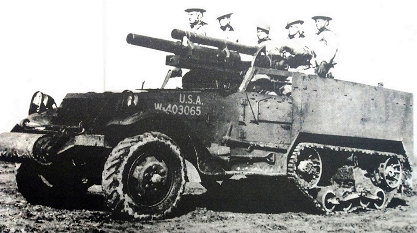 1942年，「美国本土训练」期间，训练中的一辆装备105毫米M2A1型榴弹炮的T19半履带装甲榴弹炮车。