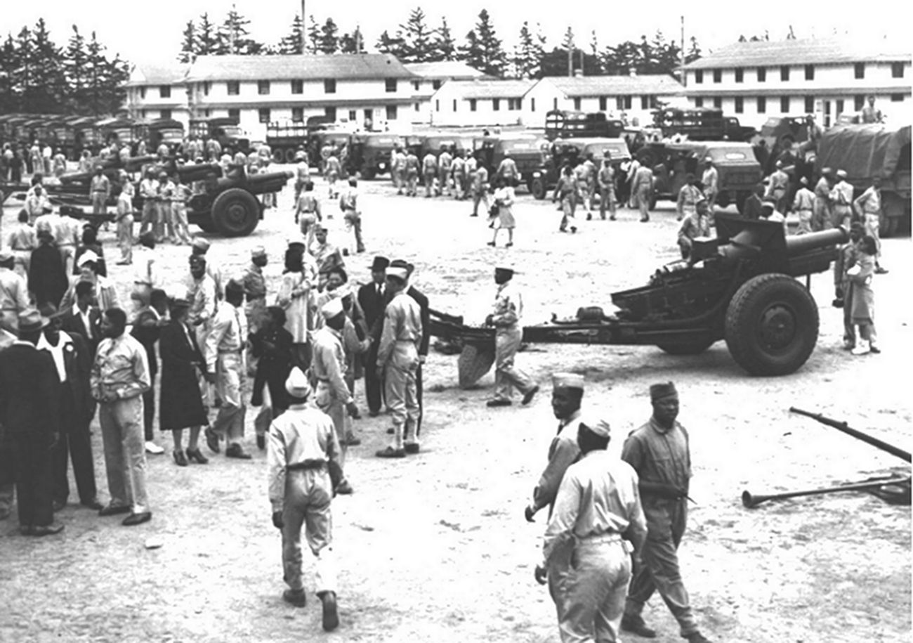 1941年6月，美国一个军事展场上展示的M1918式155毫米榴弹炮。