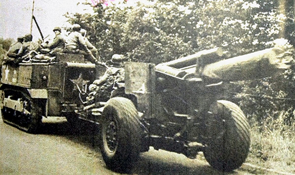 1944年6月，「诺曼底登陆」期间，西线法国诺曼底战场，美军一辆履带式运输车正牵引一门M1（M114）式155毫米榴弹炮向前线进发。