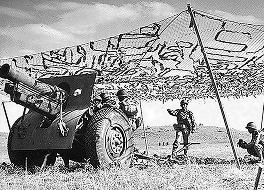 1943年4月，美国本土参加战斗演习的美军炮兵正用M1918式155毫米榴弹炮进行射击。