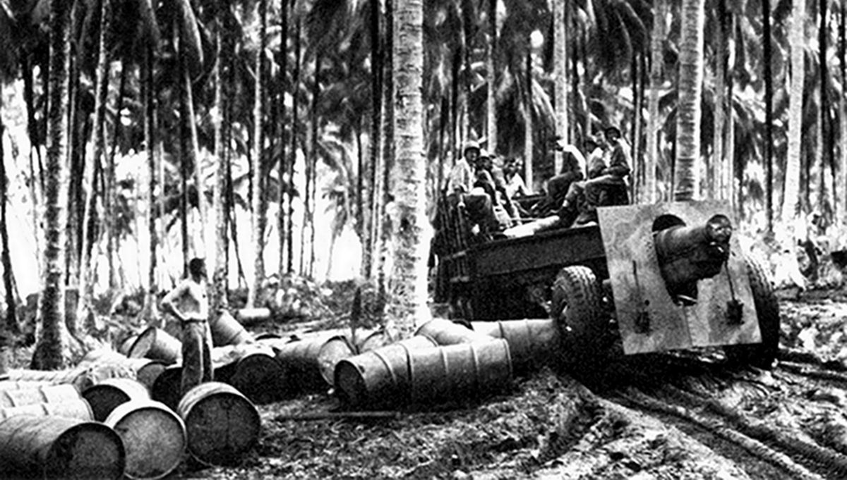 1943年7月，「所罗门群岛战役」期间，亚洲太平洋战场所罗门群岛伦多瓦，美国海军陆战队的一门M1918式155毫米榴弹炮正在转移阵地。