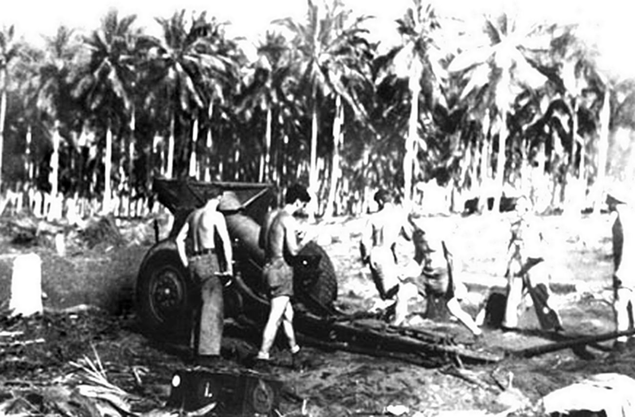 1942年，「瓜达卡纳尔岛战役」期间，亚洲太平洋战场所罗门群岛瓜达卡纳尔岛丛林中，美国海军陆战队的一门M1918式155毫米榴弹炮正向日军阵地开炮射击。