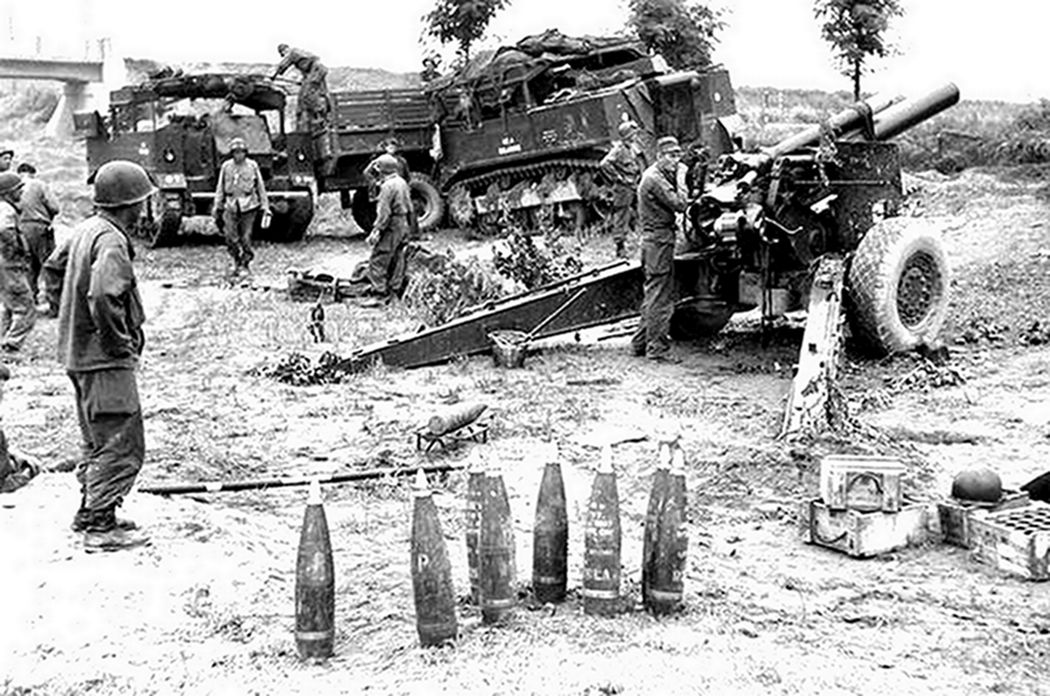 二战战场上，美军一个M1（M114）式155毫米榴弹炮炮组成员正作撤离阵地的准备。二战中，美军炮兵已完全实现摩托化，因此尽管M1榴弹炮属重型火炮，但仍有良好机动性，能快速到达阵地实施火力支援。