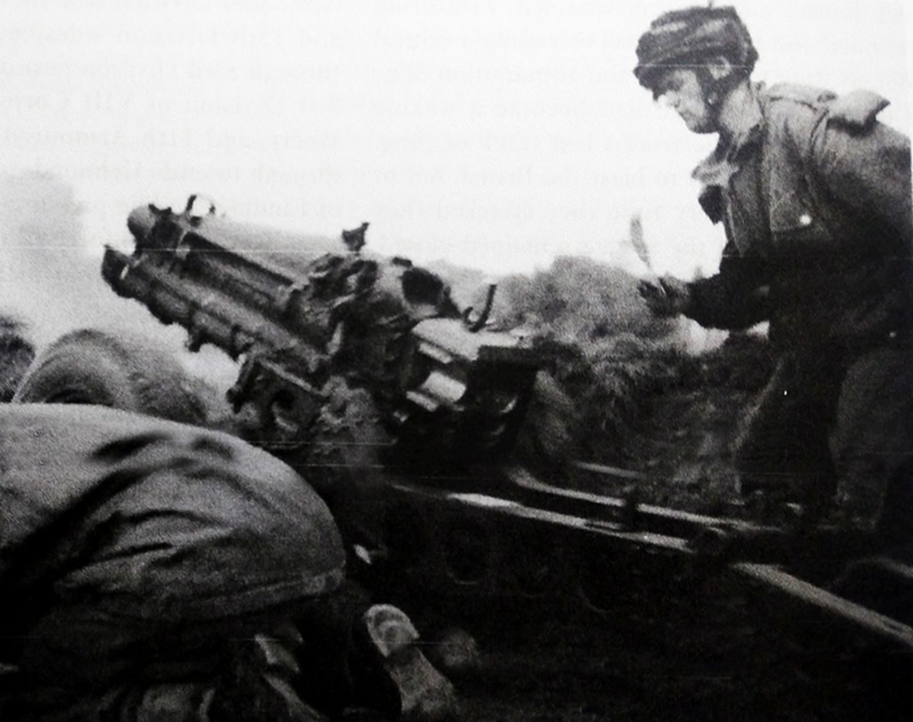 1944年9月，「市场花园行动」期间，西线欧洲战场荷兰奥斯特贝克，美军第1空降轻型炮兵团在阿纳姆桥防卫作战中，用一门M1（M116）式75毫米榴弹炮猛烈向德军阵地开火。这场战斗中，电台通信和炮火支援起了至关重要的作用。