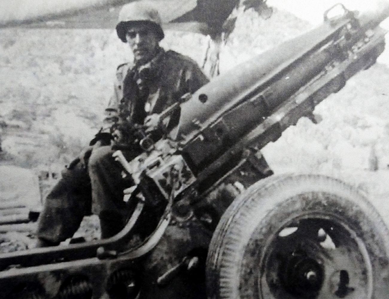 1945年春，「菲律宾战役」期间，隶属美军第457野战炮兵营D连的两门M1A1（M116A1）式75毫米榴弹炮通过LVT4两栖登陆艇输送，在菲律宾圣安东尼奥海滩登陆。对于正在进攻洛巴诺斯战俘营的美军第511伞降步兵团1营而言，这些火炮是当时唯一可用的火力支援武器。