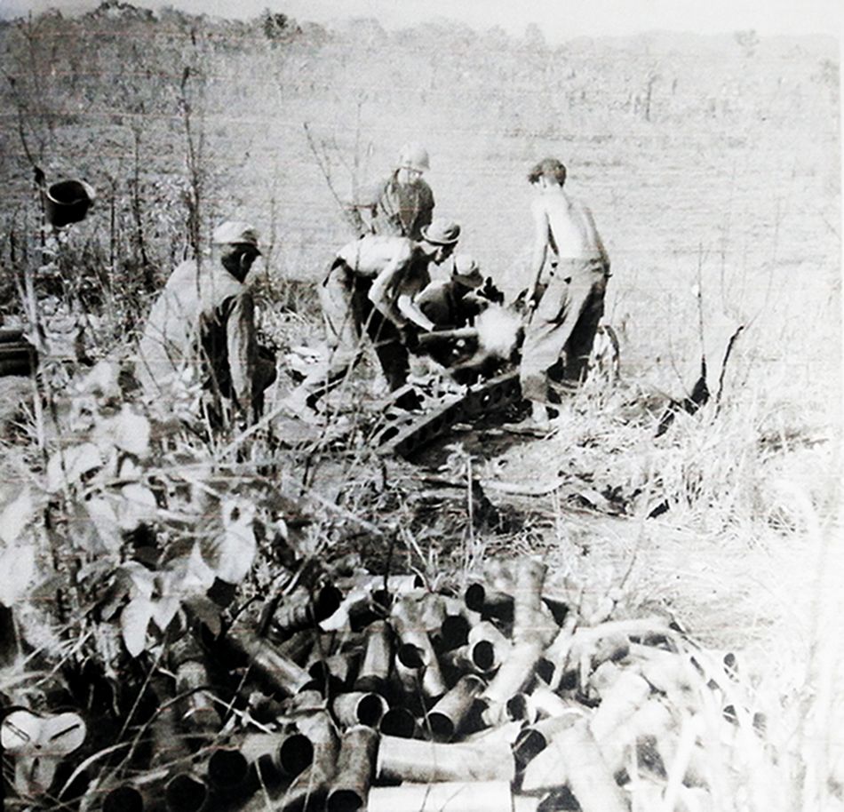 1944年4月，「密支那战役」期间，一门美军M1（M116）式75毫米榴弹炮正在向日军阵地开炮射击。M1式榴弹炮可适应复杂地形作战，是一种组合式火炮，运动时可迅速拆成多个部分便于炮兵携行。该炮重量较轻，用威利式吉普车即可牵引进行公路机动。