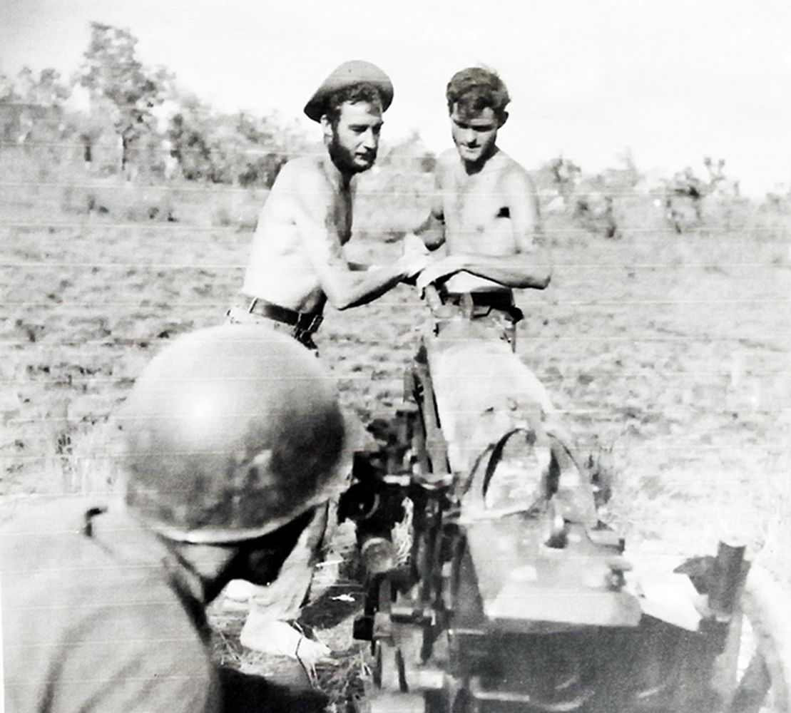 1944年4月，「密支那战役」期间，几名美军炮兵正利用战斗间隙清洗一门M1（M116）式75毫米榴弹炮的炮管。M1式榴弹炮有一个凸起的上盖，通过螺栓和下部基座将炮管紧紧包住固定，形成一个整体可活动部分。
